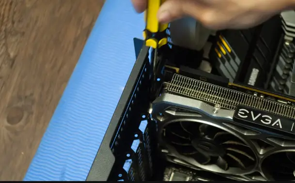 aplicar de nuevo la pasta térmica a tu tarjeta gráfica para mejorar el rendimiento 2