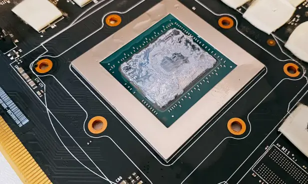 aplicar de nuevo la pasta térmica a tu tarjeta gráfica para mejorar el rendimiento 4